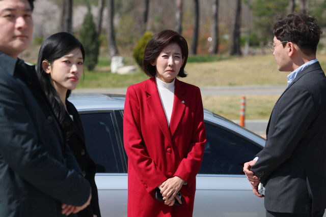 나경원 국민의힘 의원. 15일 서울대학교 앞에서 서울대 트루스포럼 주최로 열린 시진핑 자료실 폐쇄 촉구 기자회견에 참석하기 위해 이동하고 있다. 연합뉴스.